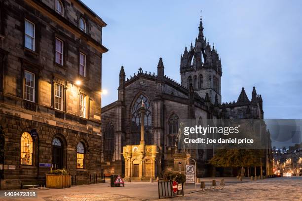 st giles' cathedral from royal mile, edinburgh, lothian, scotland - st giles cathedral fotografías e imágenes de stock