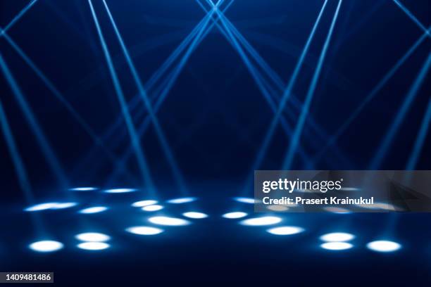 blue stage under concert lighting - fokus-auf-den-hintergrund stock-fotos und bilder