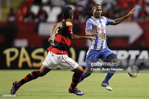 Muralha of Flamengo struggles for the ball with Oscar Bagui of Emelec during a match between Flamengo and Emelec as part of Santander Libertadores...