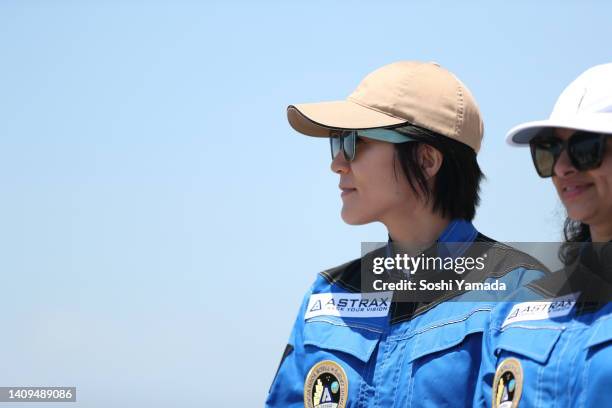 female space traveler stare off to sky. - space tourism stockfoto's en -beelden