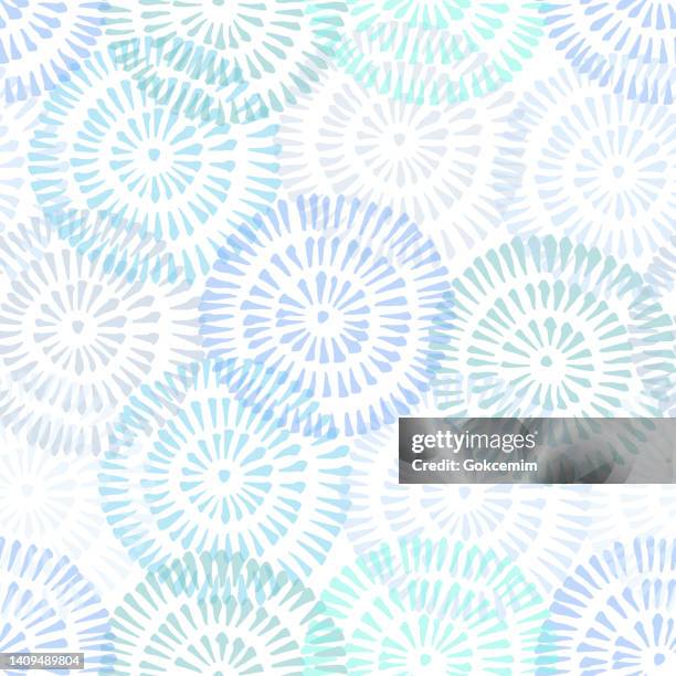 ilustraciones, imágenes clip art, dibujos animados e iconos de stock de brillante tie-dye shibori sunburst circles white background vector seamless pattern. elemento de diseño para textiles primavera-verano, papeles de envolver y decoración. - tintura