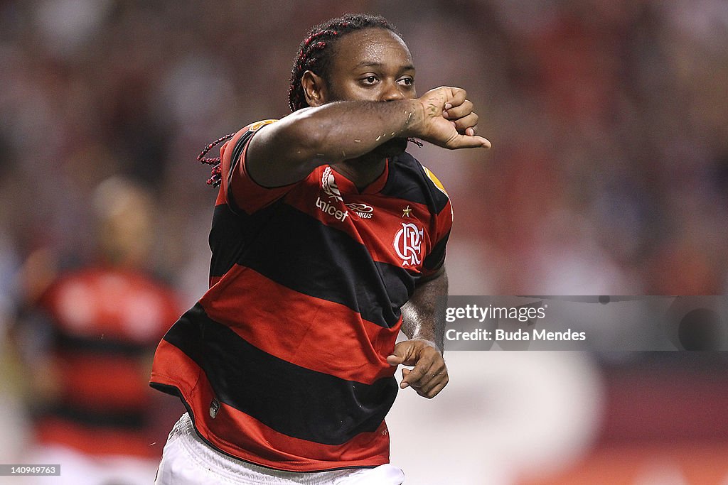 Flamengo v Emelec - Copa Libertadores 2012