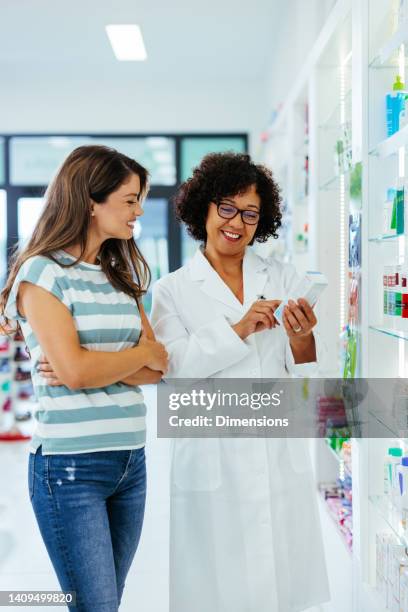 african american pharmacist assisting a customer - pharmacist and customer stock pictures, royalty-free photos & images