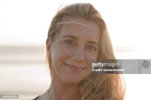 mulher em praia na costa rica - playa tamarindo - fotografias e filmes do acervo