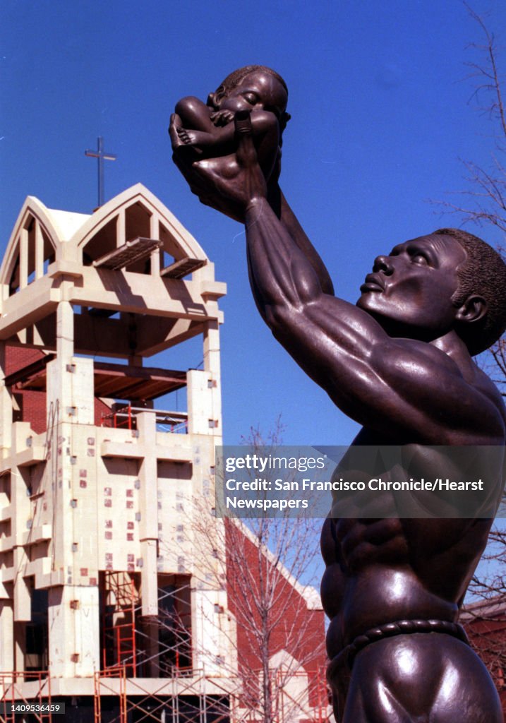 CG --- The sculpture, ""Behold,"" depicting the slave Kunta Kinte ...