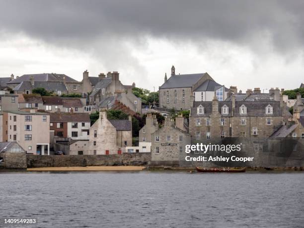 a replica viking longship in lerwick, shetland, scotland, uk. - lerwick 個照片及圖片檔