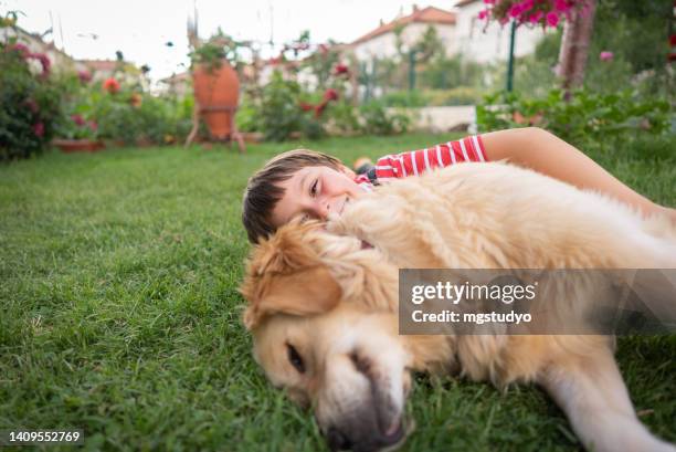 i migliori amici si godono un pomeriggio d'estate. - hugging animals foto e immagini stock