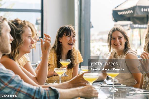 grupo de amigos disfrutan de bebidas en el bar de cócteles / cervecería - brunch fotografías e imágenes de stock