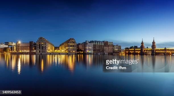 berlin oberbaumbrücke and office buildings at blue hour (berlin, germany) - night light stock-fotos und bilder
