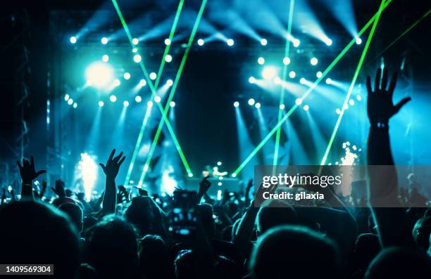 silhuetas rave festa. - música-eletrônica-e-dance-music - fotografias e filmes do acervo