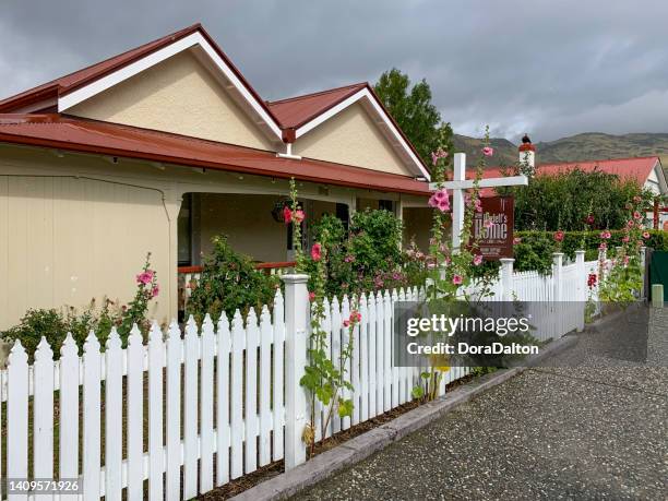 the street view of clyde, new zealand - lake dunstan stock pictures, royalty-free photos & images