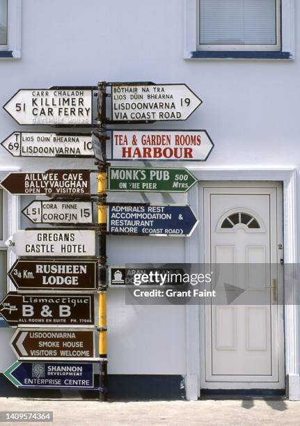 road signs country road. - verwaltungsbezirk county limerick stock-fotos und bilder