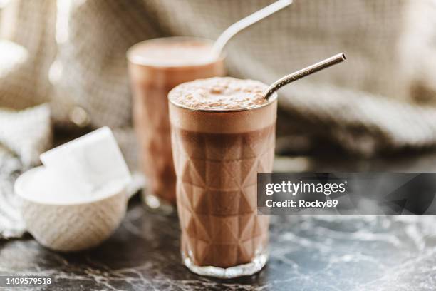 perfect iced cocoa aka iced cacao stills mit eiswürfeln - hot chocolate stock-fotos und bilder