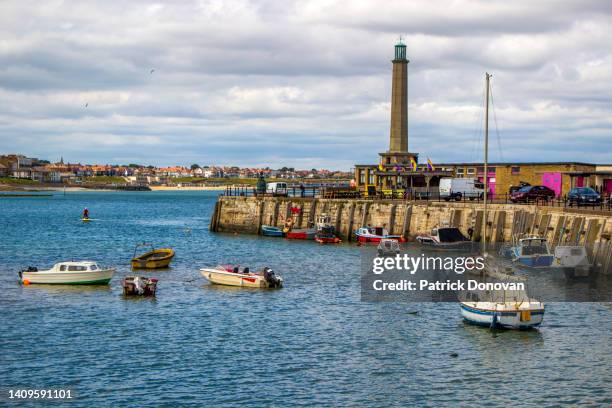 margate harbour arm and lighthouse, kent, england - kent foto e immagini stock