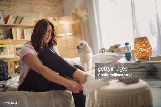femme se prépare pour une séance d’entraînement - home workout selfie photos et images de collection