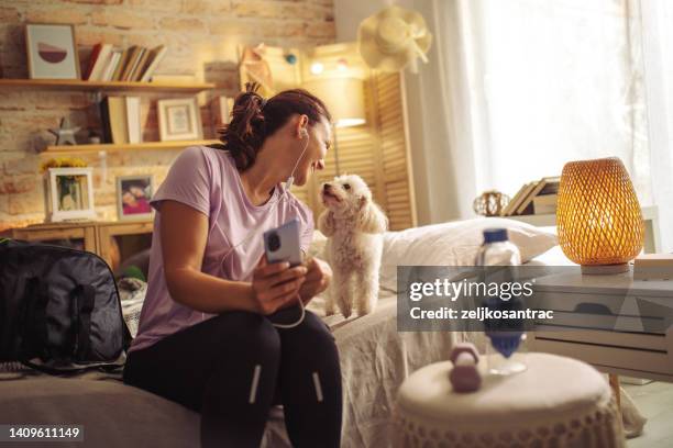 femme se prépare pour une séance d’entraînement - home workout selfie photos et images de collection