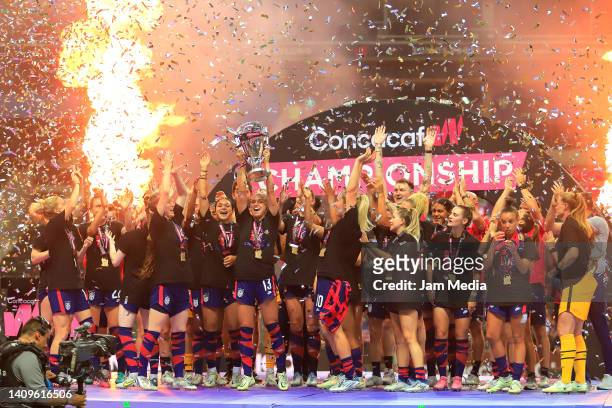 Players of United States celebrate with champion's trophy after winning the championship match between United States and Canada as part of the 2022...