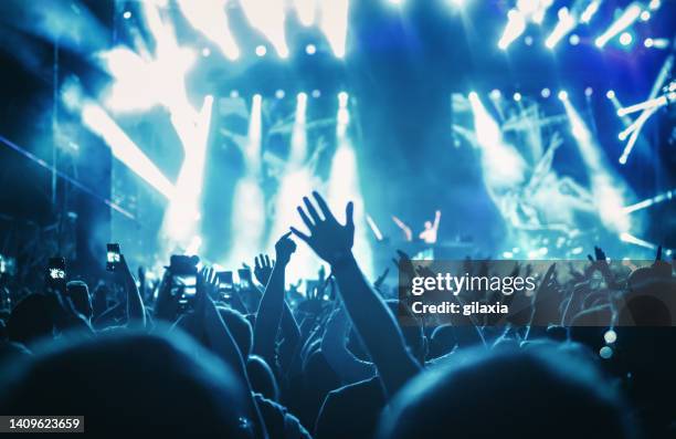 rave party silhouetten. - popular music concert stock-fotos und bilder