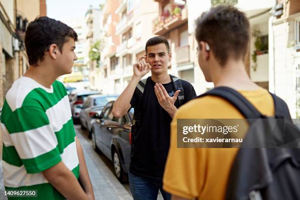 amici adolescenti di barcellona che firmano nell'area urbana - spagnolo lingua foto e immagini stock