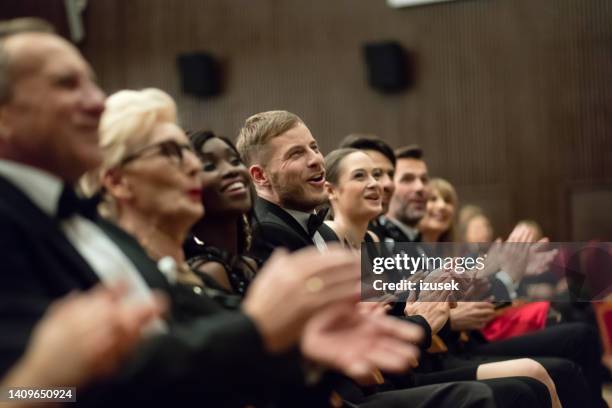 spectators clapping in the theater, close up of hands - prijsuitreikingsceremonie stockfoto's en -beelden