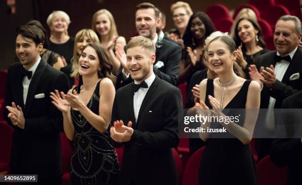 standing ovation in theatre - gala imagens e fotografias de stock