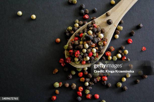 mixed peppercorns - grano di pepe nero foto e immagini stock