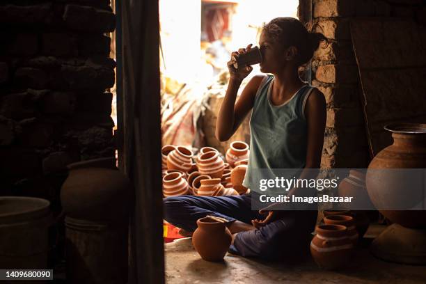 teenage girl making earthenware at home - vaso de barro fotografías e imágenes de stock