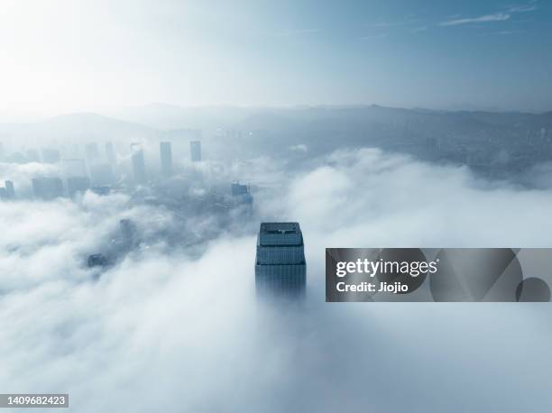 skyscraper emerging through clouds - helikopterplatform stockfoto's en -beelden