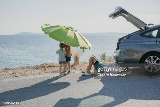 probleme im urlaub - autopanne stock-fotos und bilder