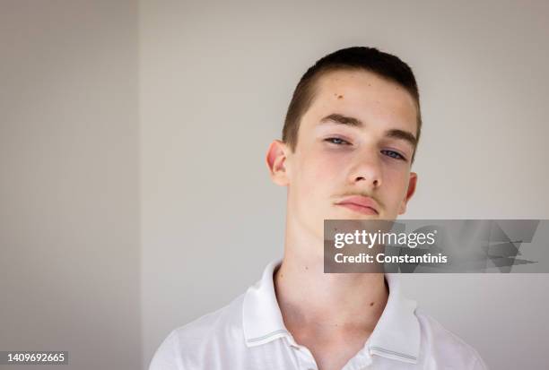 portrait of arrogant caucasian teenage boy with attitude - arrogance 個照片及圖片檔