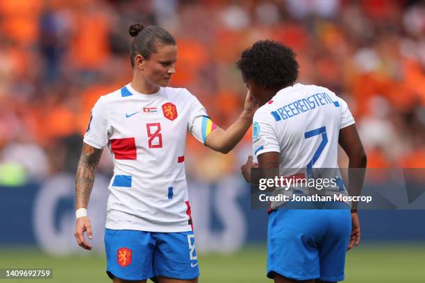 Sherida Spitse of Netherlands removes a foreign object from the eye of team mate Lineth Beerensteyn during the UEFA Women's Euro England 2022 group C...