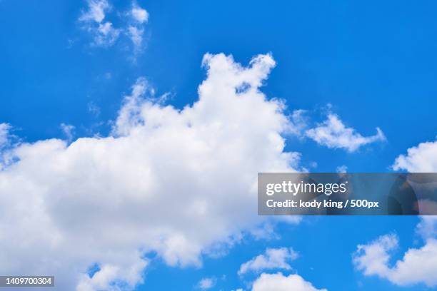 white clouds in clear blue sky - 素材 stock pictures, royalty-free photos & images