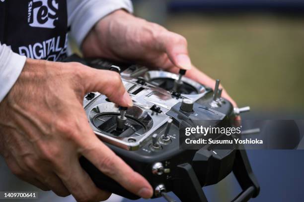 a day when friends gathered at a practice field to practice racing drones. - remote controlled photos et images de collection