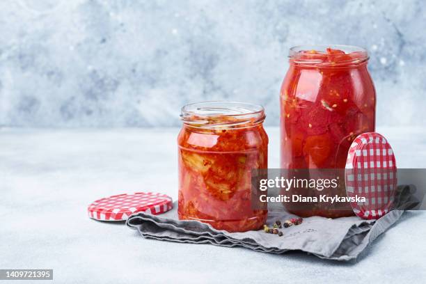 home made kimchi. - salat im glas stock-fotos und bilder