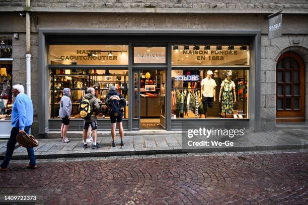 boutique aigle saint-malo - façade boutique photos et images de collection