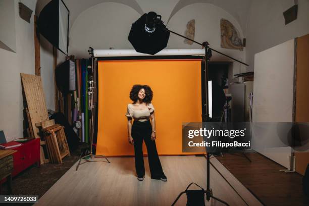 bts shot of a model in a photo studio - achter de schermen begrippen stockfoto's en -beelden