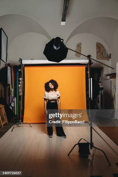 bts shot of a model in a photo studio - photo shoot studio bildbanksfoton och bilder