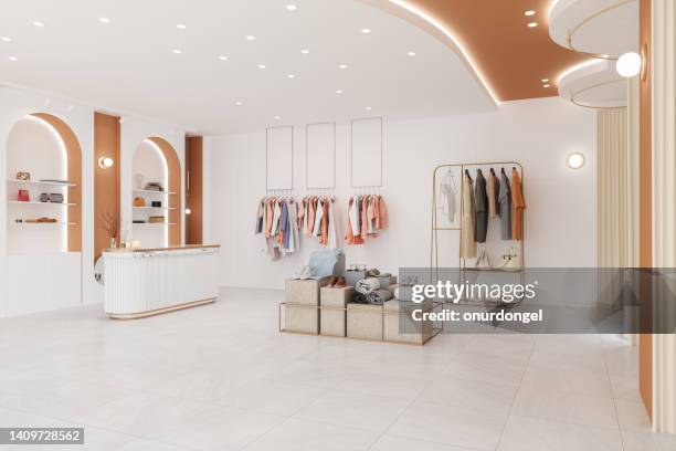 luxus-bekleidungsgeschäft interieur mit kleidung, schuhen und persönlichen accessoires - bekleidungsgeschäft stock-fotos und bilder