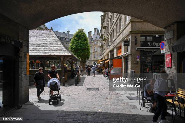 place du marché aux legumes of the old town of saint-malo intra muros - saint malo stockfoto's en -beelden