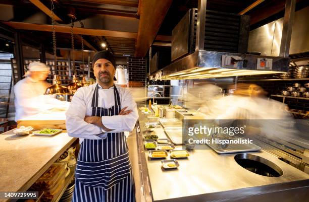 chef trabalhando em uma cozinha comercial em um restaurante - uniforme de cozinheiro - fotografias e filmes do acervo