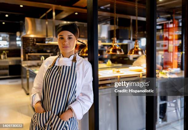 porträt einer köchin, die in einem restaurant arbeitet - chef cook stock-fotos und bilder