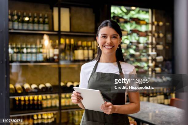 happy waitress working at a restaurant - entrepreneur 個照片及圖片檔