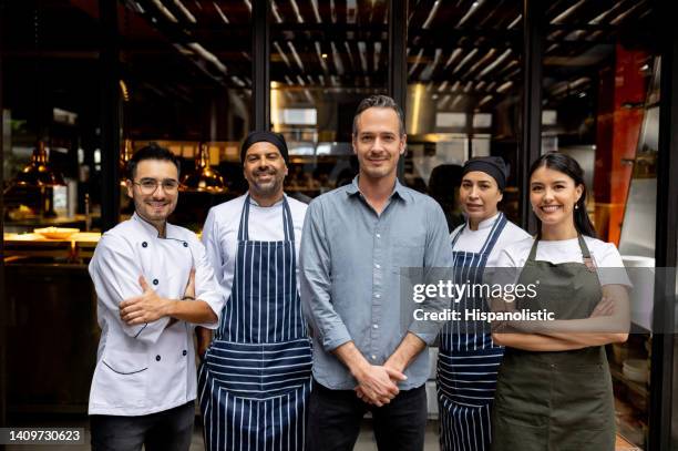 empresario con su personal en un restaurante - uniforme de chef fotografías e imágenes de stock