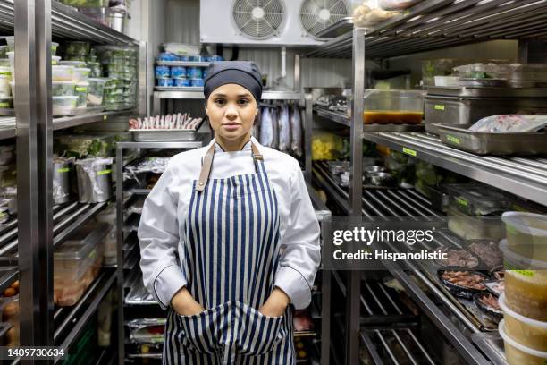 portrait of a female cook in the kitchen's pantry - voorraadkast stockfoto's en -beelden
