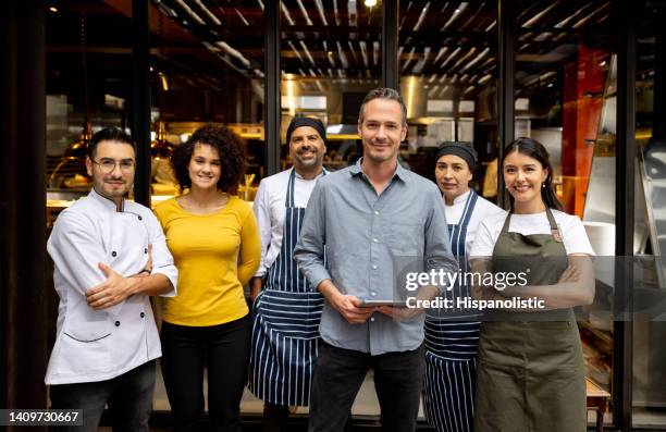 porträt eines freundlichen personals, das in einem restaurant arbeitet - chef restaurant stock-fotos und bilder