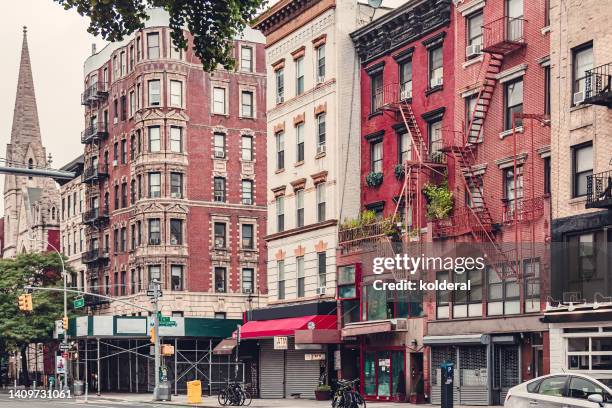 brick row houses of soho district, manhattan, new york. typical manhattan apartment buildings, empty street - soho new york stockfoto's en -beelden