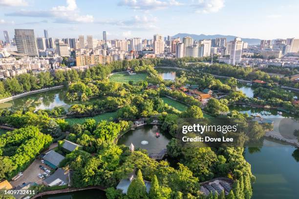 the green lake park of kunming and cityscape - kunming 個照片及圖片檔