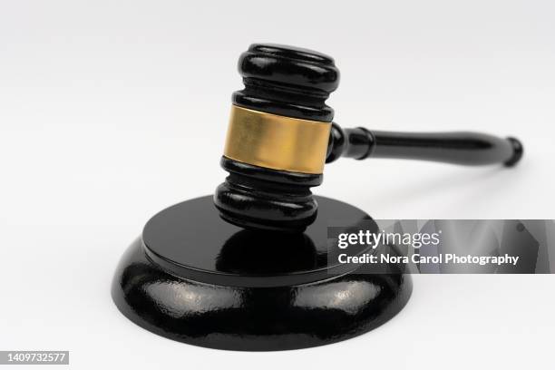 black gavel and block on white background - jurado derecho fotografías e imágenes de stock