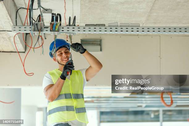 me gusta trabajar con electricidad - electricista fotografías e imágenes de stock