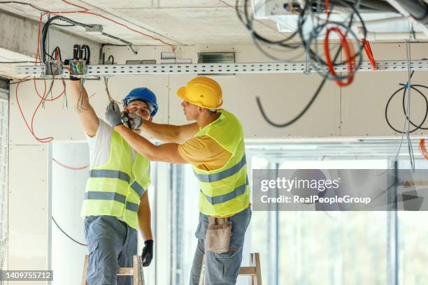 ich muss dieses kabel hier schneiden - elektriker stock-fotos und bilder